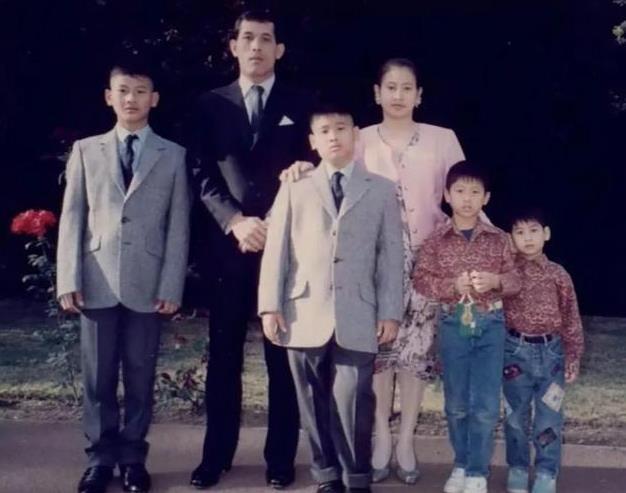 泰国国王的四个妻子和孩子（泰国国王的四个妻子分别是谁按插的）
